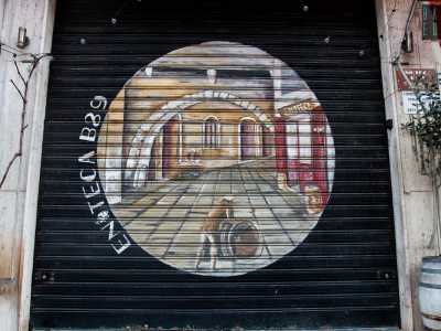 Fuori dalla citt� vecchia sono dipinti altri mestieri. Ad esempio in via Crisanzio, in una scena d�altri tempi, un vinaio trascina la sua otre sulla serranda dell�enoteca B89...